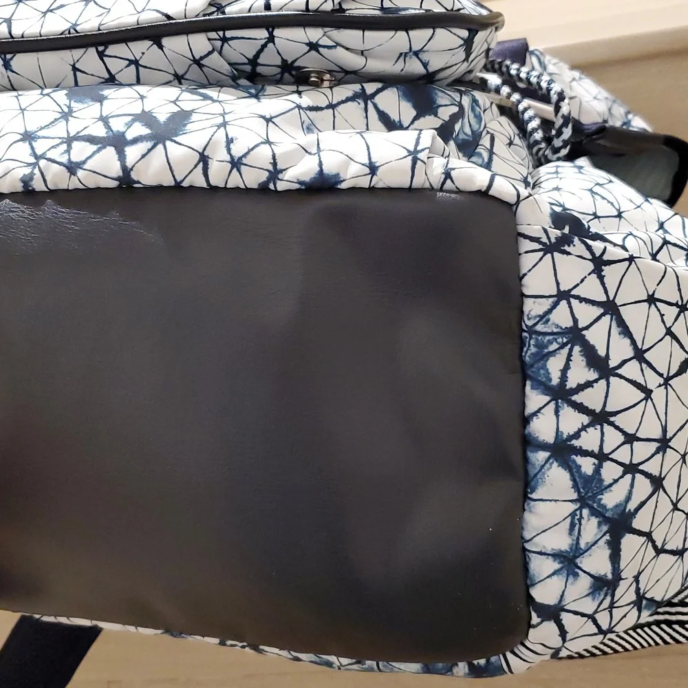 Lululemon Travelling Yogini Rucksack in Star Crushed White Deep Navy/Naval Blue